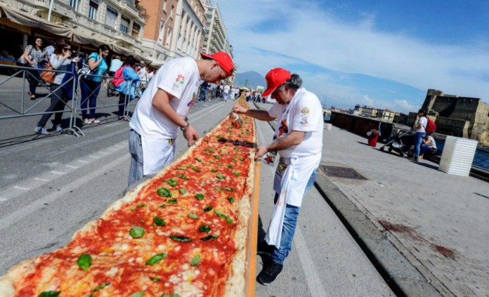 World Biggest Pizza Is Made In Italy 1 8 Km This Is Italy